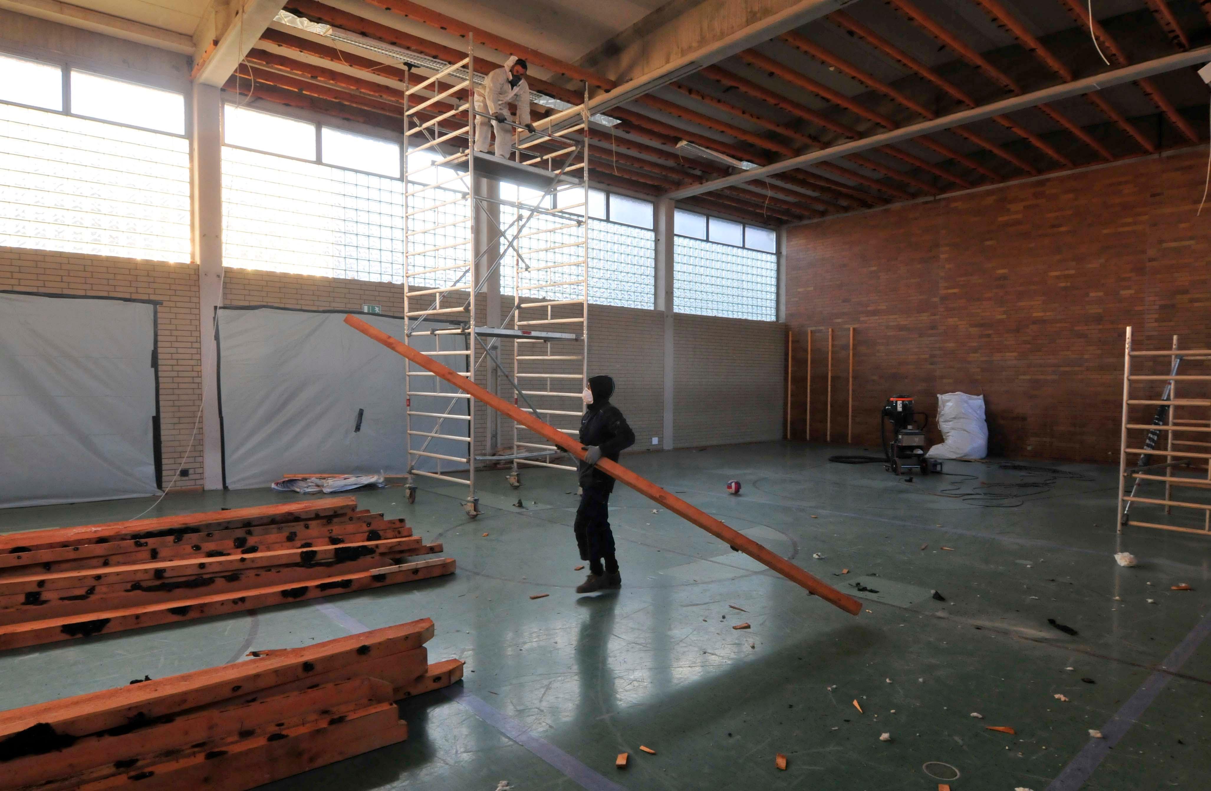Für über 3 Millionen Euro wird die Turnhalle der Grundschule Buckenhofen generalsaniert. Der Abriss der Einrichtung hat begonnen. Die Halle wird auf den Rohbauzustand zurückversetzt, ehe sie komplett neu ausgestattet wird.