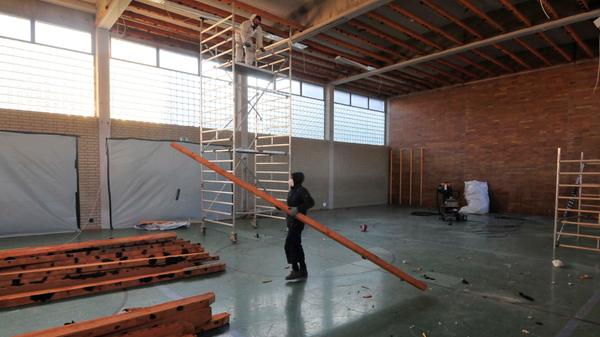 Für über 3 Millionen Euro wird die Turnhalle der Grundschule Buckenhofen generalsaniert. Der Abriss der Einrichtung hat begonnen. Die Halle wird auf den Rohbauzustand zurückversetzt, ehe sie komplett neu ausgestattet wird.