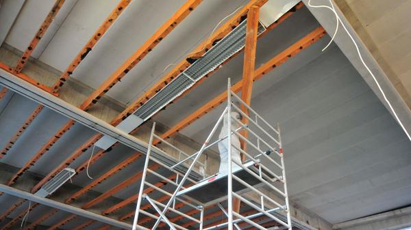 Für über 3 Millionen Euro wird die Turnhalle der Grundschule Buckenhofen generalsaniert. Der Abriss der Einrichtung hat begonnen. Die Halle wird auf den Rohbauzustand zurückversetzt, ehe sie komplett neu ausgestattet wird.