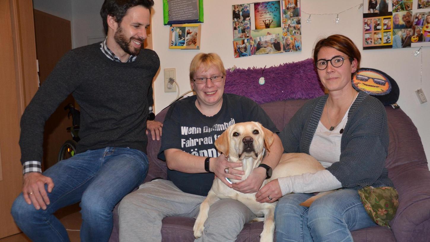 Kuscheln und freuen: Therapiehund Waltraud tröstet in der Not