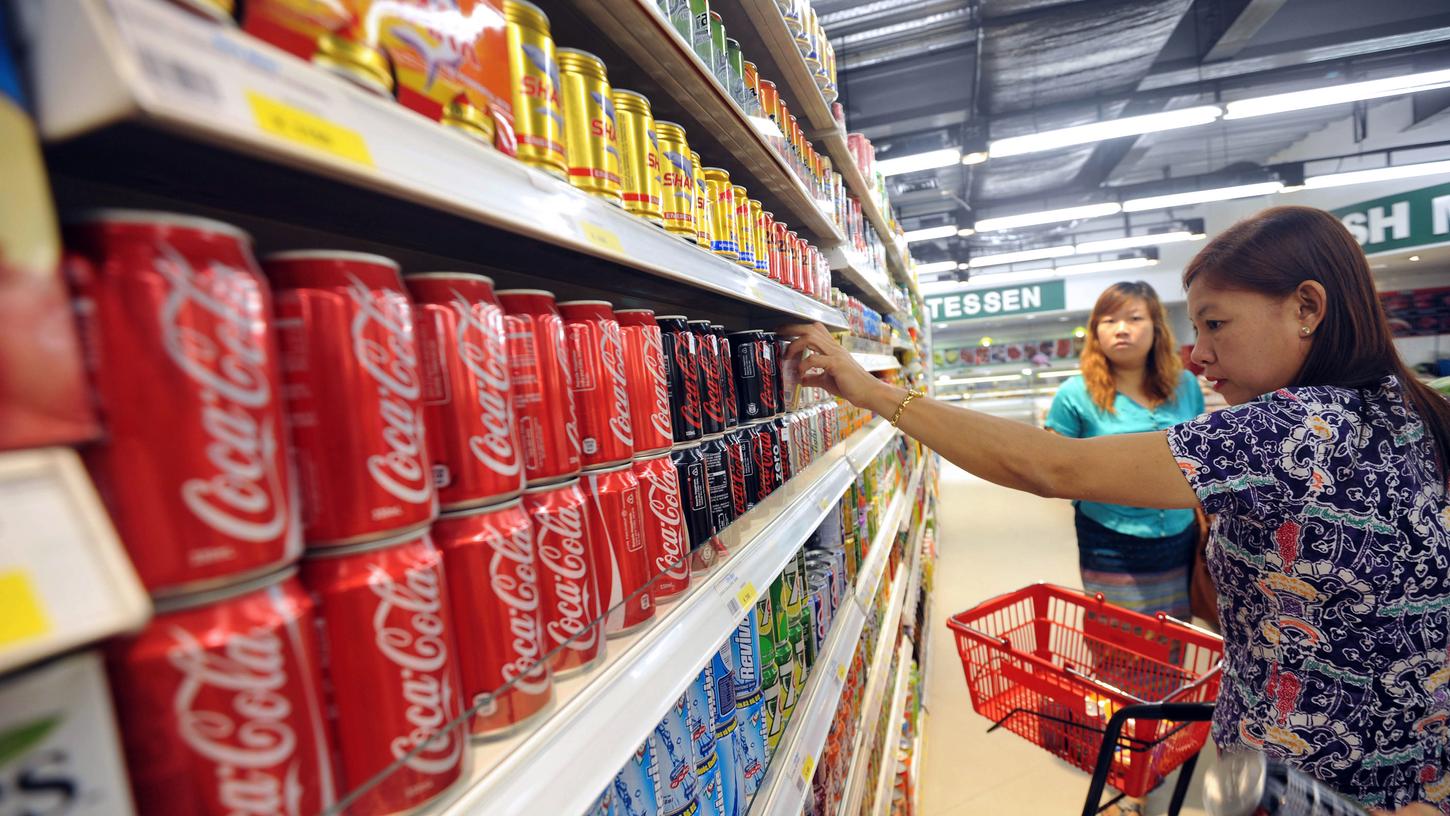 Coca-Cola zählt zu den führenden Getränkeherstellern weltweit. An der Abfüllung der Getränke in Einweg-Plastikflaschen will das Unternehmen festhalten.