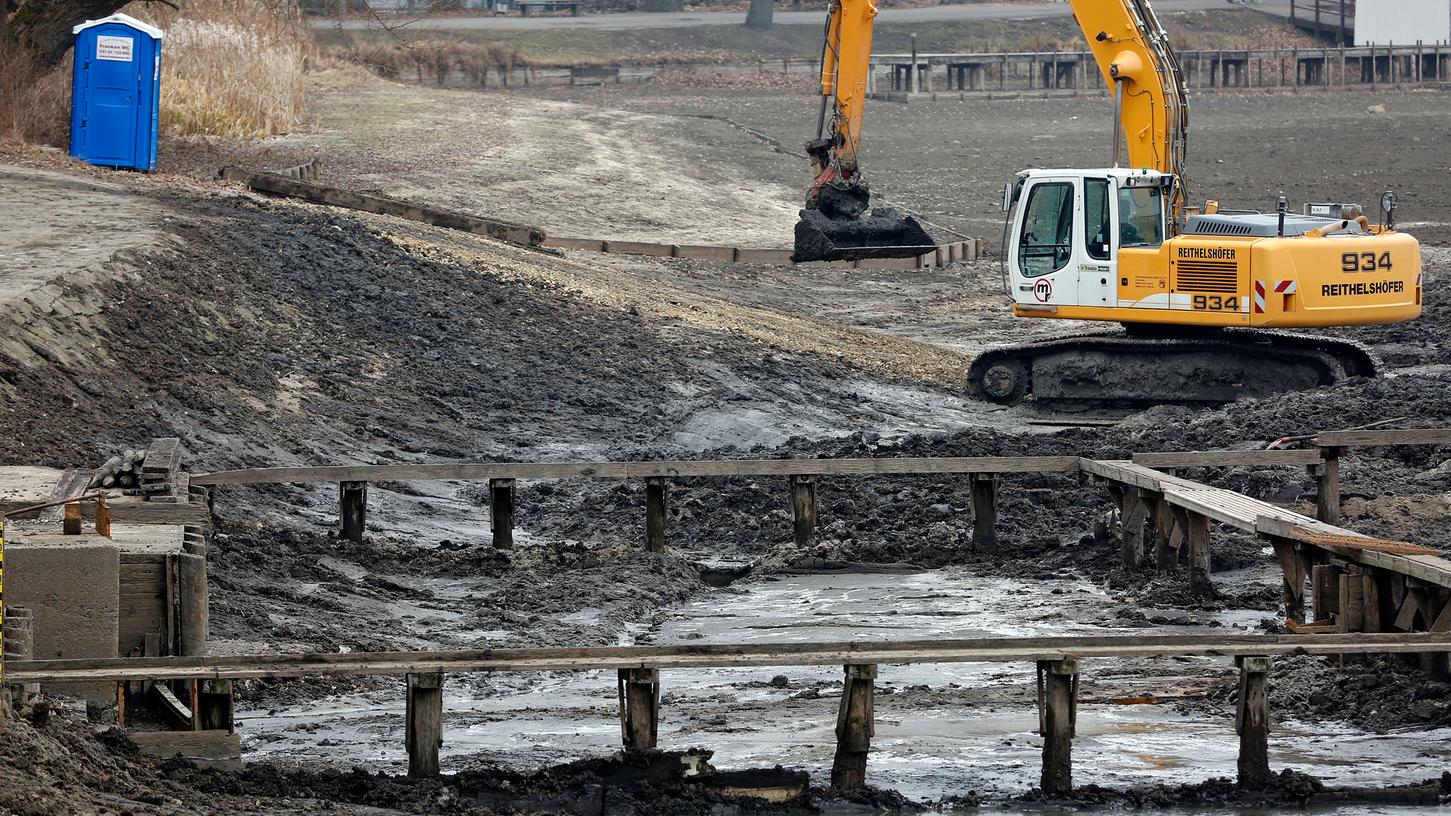 Der Bagger fährt auf einer geschotterten Fläche, damit das tonnenschwere Gefährt im großen Weiher nicht einsinkt.