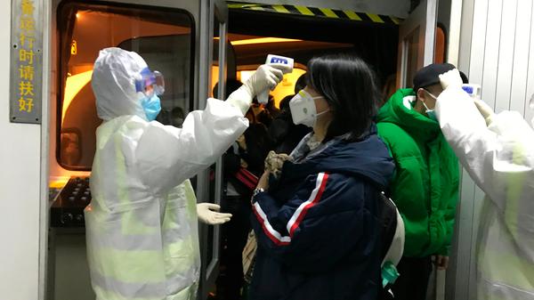 Nicht alle Erkrankungen nach Infektion verlaufen schwer. Laut Bundesgesundheitsministerium standen zum Beispiel bei den in Deutschland bekannt gewordenen Fällen bisher meist Erkältungssymptome im Vordergrund. Im Zentrum der Behandlung der Infektion stehen die optimalen unterstützenden Maßnahmen entsprechend der Schwere des Krankheitsbildes sowie die Behandlung von relevanten Grunderkrankungen. Eine gegen das neuartige Coronavirus selbst gerichtete Therapie steht derzeit nicht zur Verfügung.