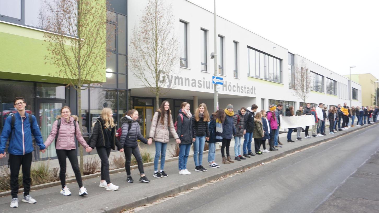 Gegen Rassismus: Schüler bilden Menschenkette am Gymnasium Höchstadt