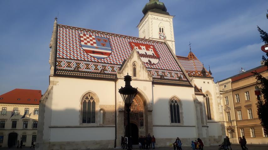 Die Kirche des Heiligen Markus sticht mit seinem speziellen Dach-Mosaik ins Auge.