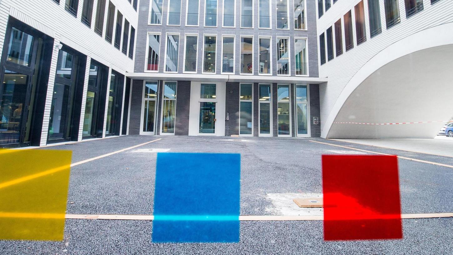 Dezent wie selten präsentiert sich der Internet-Gigant Google an seinem Münchner Standort; die Farben verraten den Hausherrn. Das Unternehmen investiert wie andere Hightech-Firmen weiter in der Stadt.