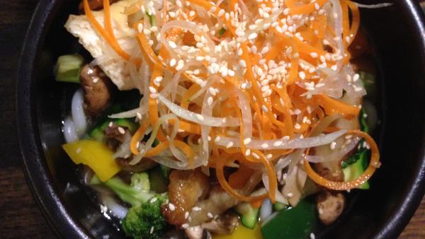 Ja, zugegeben: Konjaknudeln sind ein klassischer Food-Trend und in alten fränkischen Kochbüchern wohl eher nicht vertreten. Bei den Nudeln handelt es sich aber tatsächlich um ein hochinteressantes Lebensmittel. Die rein pflanzlichen Nudeln haben keine Kohlehydrate und sind deshalb sowohl für Veganer, als auch für eine Low-Carber bestens geeignet. Auch Allergiker dürfen jetzt hinhören: Anders als gängige Nudelsorten sind die Konjaknudeln glutenfrei.