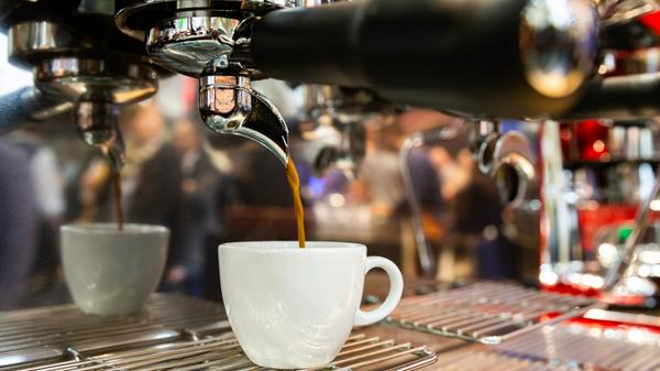 Wasser, Tee und Kaffee sind die Durstlöscher, die keinerlei Kalorien liefern. Anders als zum Beispiel von Cola (100 Gramm/38 Kalorien) kann man davon also reichlich trinken, ohne zuzunehmen. Weil Kaffee Koffein enthält, sind Wasser und ungesüßte Tees aber immer die beste Wahl, um den Wasserhaushalt den ganzen Tag über hoch zu halten. Light-Getränke haben meist auch keine Kalorien, kommen dafür aber nicht ohne Süßstoffe aus.