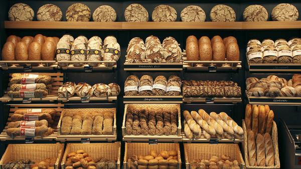 Diese bösen, bösen Kohlehydrate...Der Ruf von Brot und Nudeln hat in den vergangenen gewaltig gelitten. Zwar stimmt es, dass insbesondere Weizenbrötchen und Nudeln nicht gerade kalorienarm sind, das trifft allerdings nicht auf die Vollkorn-Varianten zu. Kerniges Vollkornbrot kommt mit 293 Kalorien auf 100 Gramm daher, macht dabei aber richtig lange satt und liefert viele Ballaststoffe und Nährstoffe für den Körper. Auch andere hochwertige Kohlenhydrate wie Naturreis, Süßkartoffeln und Kerne sollten also auf keinem Speiseplan fehlen. Eine extrem strenge Low-Carb Diät für die meisten Menschen nicht lange machbar - und auch nicht notwendig, um schlank zu bleiben.