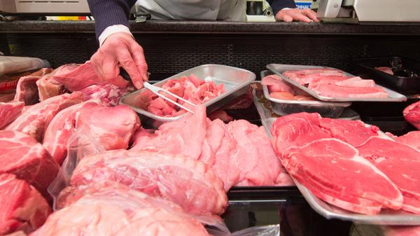 Fleisch hat, je nach Art, ebenfalls auch wenig Kalorien. Rinderhack hat zum Beispiel 273 Kalorien, Putenfleisch hat auf der gleichen Menge 133 Kalorien. Wie gesund Fleisch tatsächlich ist und wie oft der Mensch es konsumieren sollte, darüber sind sich Experten uneinig.