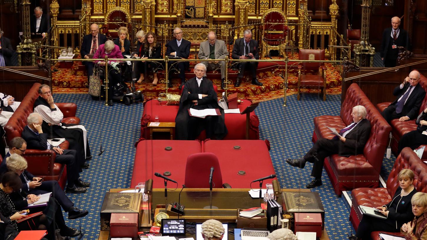 Der Lord Speaker im britischen Oberhaus hört zu, wie der Gesetzentwurf zum Austritt Großbritanniens aus der Europäischen Union diskutiert wird. Am 29. Januar muss noch das Europarlament dem Ratifizierungsgesetz für den Brexit-Deal zustimmen.