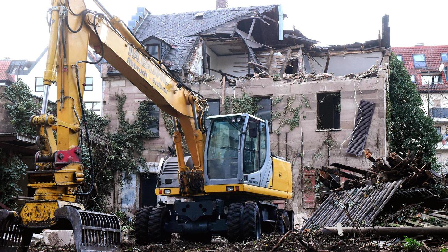 „Ohne städtebauliche Bedeutung“: Bayerns oberste Denkmalschützer senkten den Daumen, seit Dienstag wird „Karls Geburtshaus“ abgerissen.