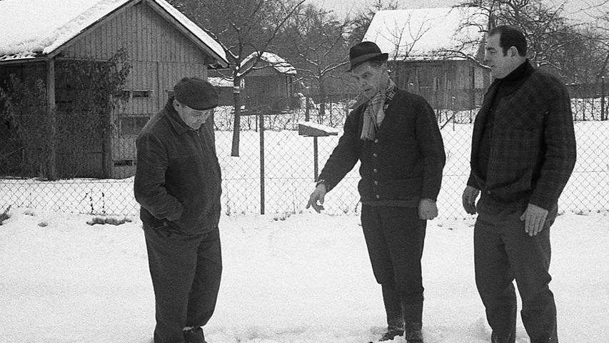 In nächster Nähe von Kalchreuther Gartenhäusern schlagen Geschosse aus dem Truppenübungsplatz ein. Auf dem Bild rechts der Bürgermeister von Katchreuth, H. Sulzer.Hier geht es zum Artikel vom 23. Januar 1970: Die Ostgrenze bleibt