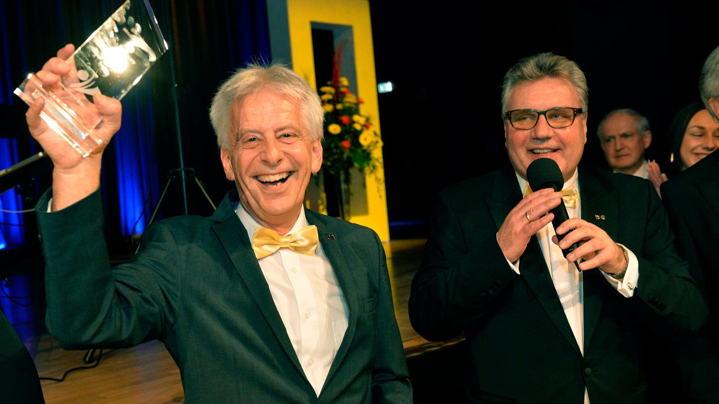 Auch er bekam eine Auszeichnung: Stefan Lohrey (links) hat die Gala des Erlanger Sports zum letzten Mal moderiert. Das nächste Mal kommt er zum Zuhören.