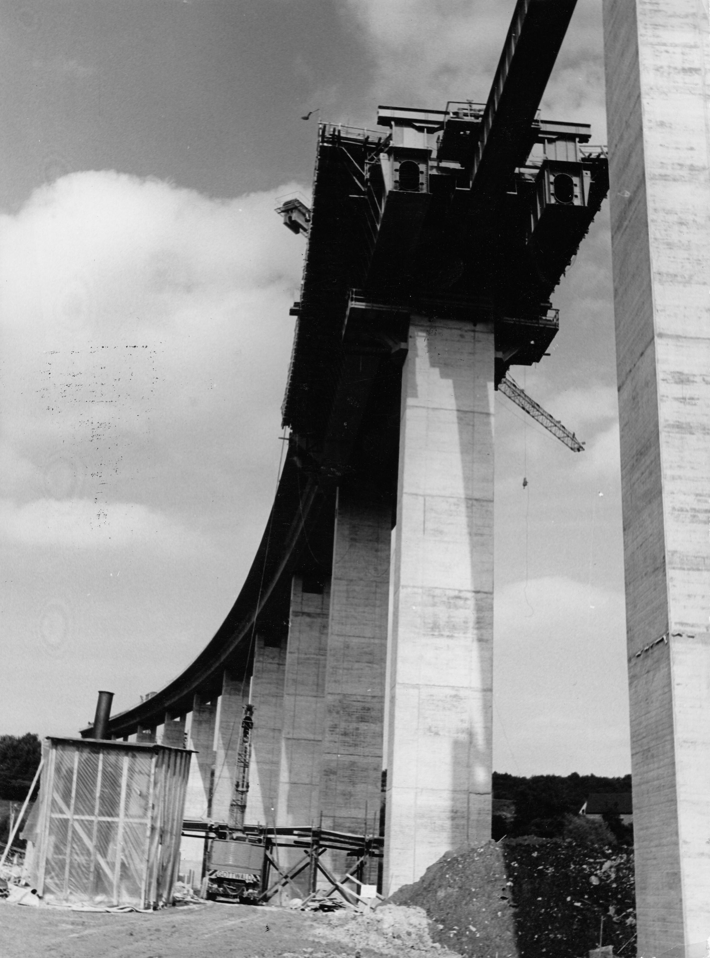 Bereits im Jahr 1967 wurde die 43 Meter hohe und 627 Meter lange Talbrücke von Unterrieden bei Altdorf errichtet. Mittlerweile hat das Bauwerk an der A6 das Ende seiner Lebenszeit erreicht.