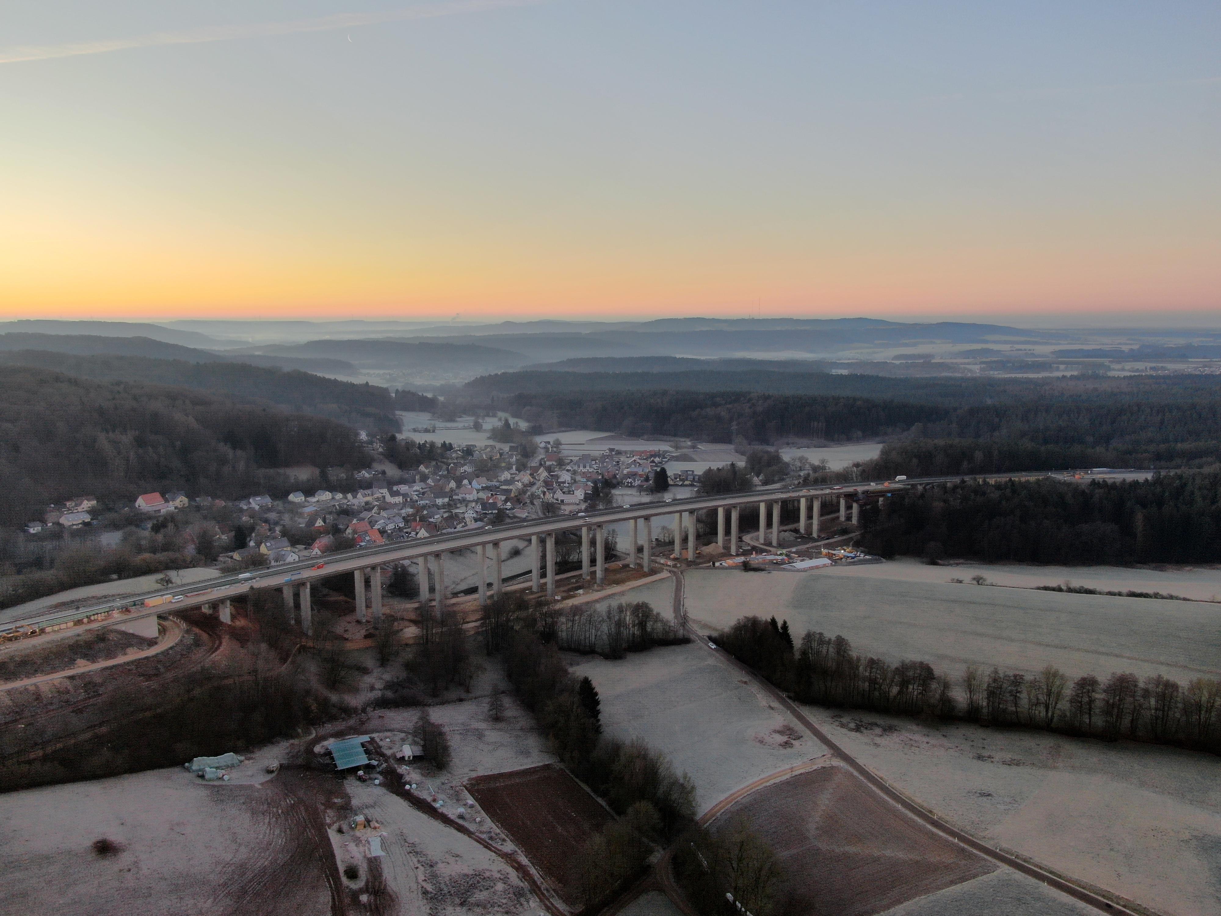 Weil die Brücke nicht auf diese Verkehrsmassen ausgelegt ist, wurde beschlossen, sie abzureißen und für 85 Millionen Euro neu zu errichten. Genau genommen müssen sogar zwei Brücken abgerissen werden. Denn die Fahrbahnen Richtung Nürnberg und Amberg sind auf einem jeweils eigenen Bauwerk untergebracht. Die beiden Brücken sind durch einen nur fünf Zentimeter breiten Spalt voneinander getrennt.