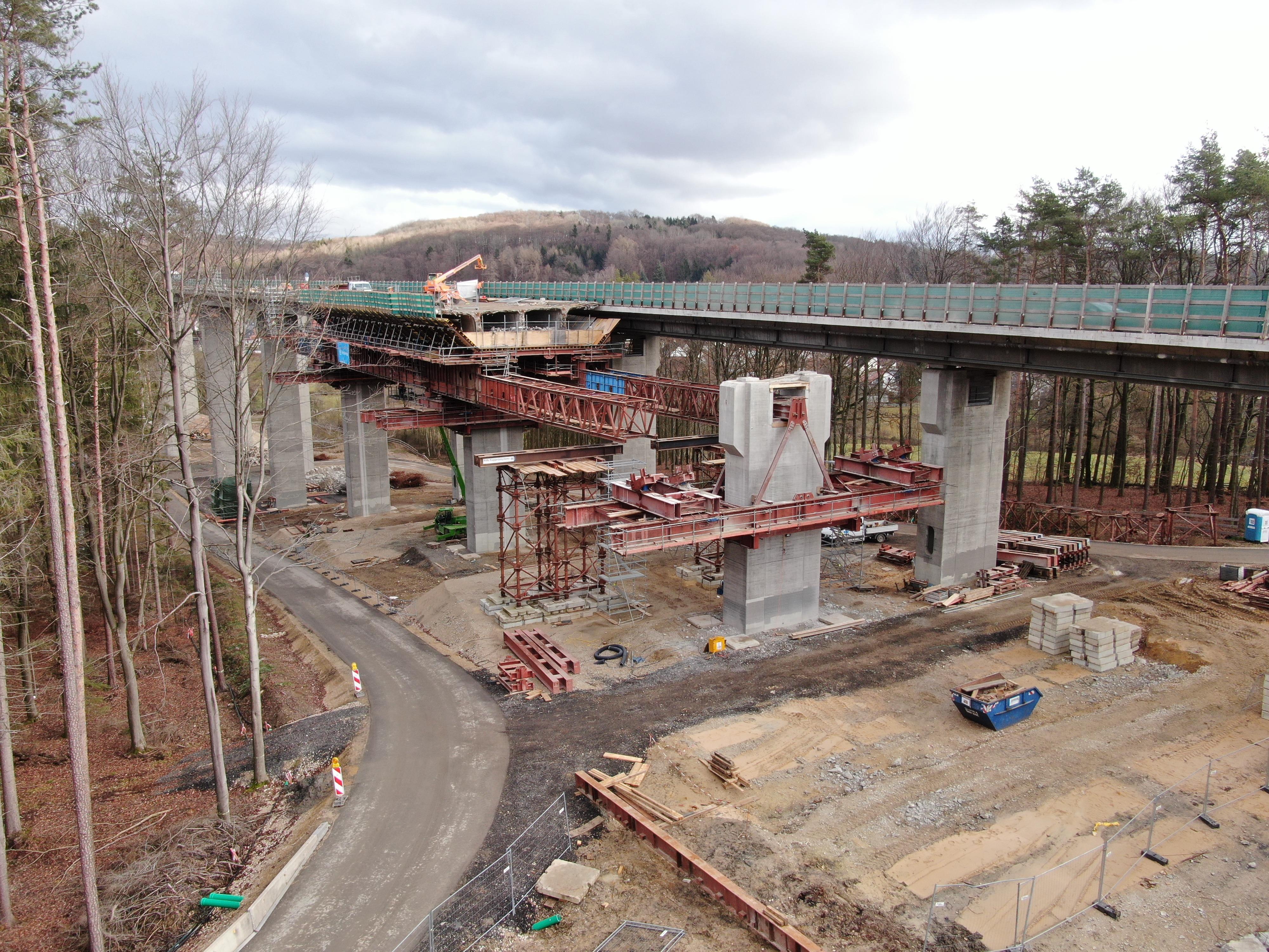 Im September 2019 wurde mit dem Abriss der nördlichen Brücke begonnen. Der komplette Verkehr wurde auf die südliche Brücke umgelegt. Für den Abriss wurde eine etwa 60 Meter lange Vorschubrüstung um die Brücke gelegt (siehe Foto).