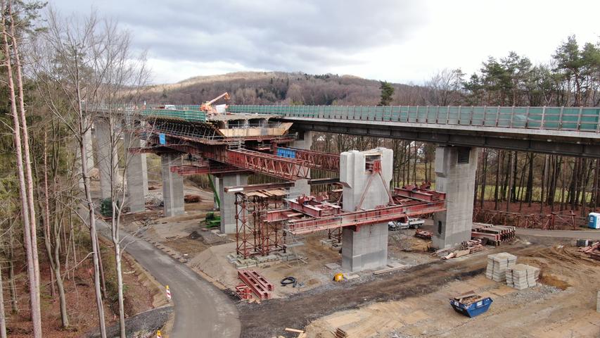 Im September 2019 wurde mit dem Abriss der nördlichen Brücke begonnen. Der komplette Verkehr wurde auf die südliche Brücke umgelegt. Für den Abriss wurde eine etwa 60 Meter lange Vorschubrüstung um die Brücke gelegt (siehe Foto).