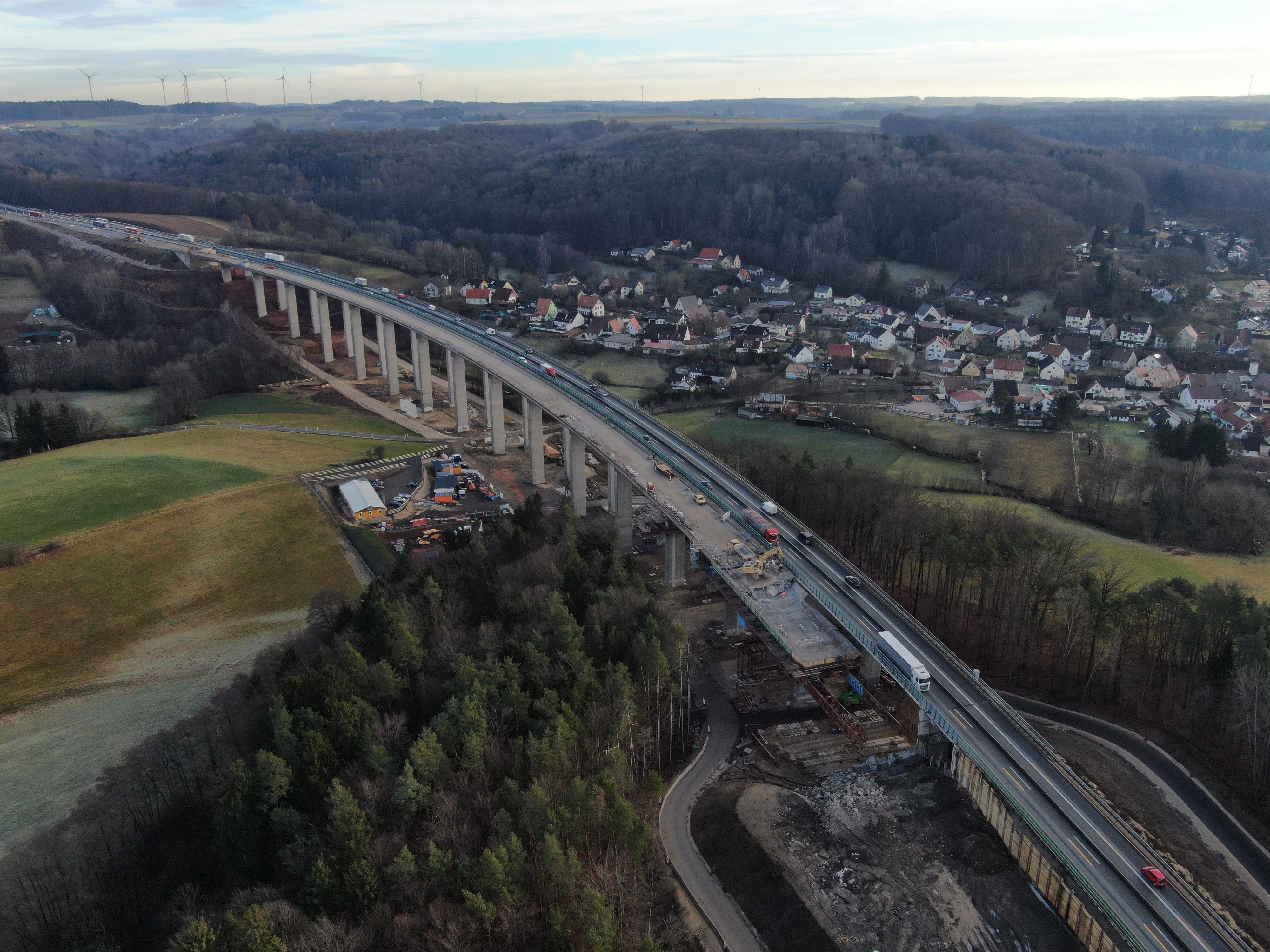 Dann wird der Schutt herausgebaggert, auf einen Lkw verladen und abtransportiert. 13.500 Kubikmeter Beton und 3000 Tonnen Stahl sollen beim Abriss der beiden Teilbrücken zusammenkommen.