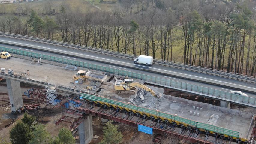 Die nördliche Brücke wird von der Nürnberger Seite ausgehend in Richtung Amberg abgebrochen. Während der Abriss auf der anderen Talseite noch im Gange ist, sollen Mitte 2020 schon die ersten neuen Pfeiler in die Höhe wachsen. Im Herbst 2020 soll dann auch der Bau der neuen Nord-Brücke selbst beginnen.