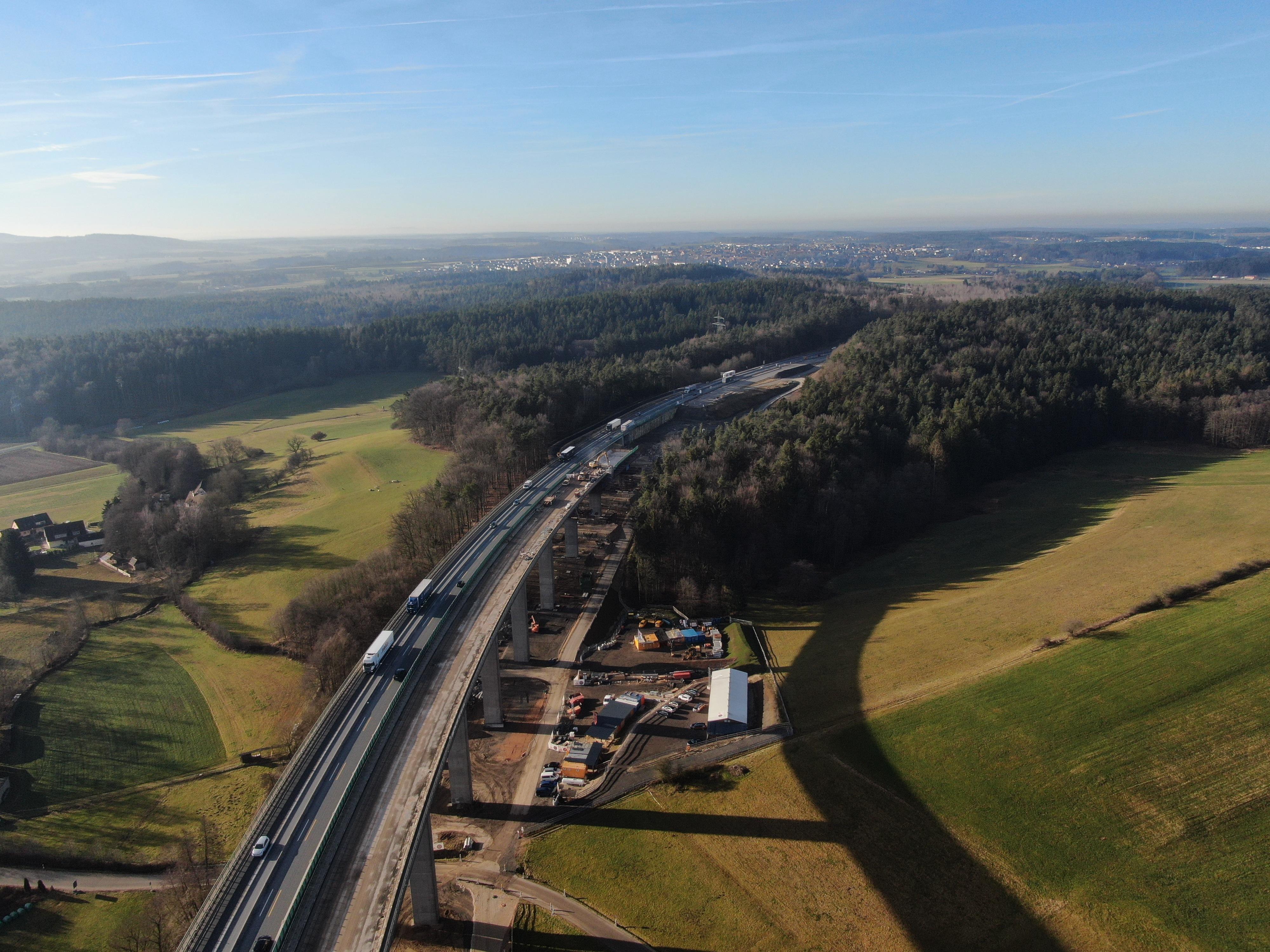 Für die mehrjährige, erst Ende 2024 beendete Bauzeit, hat die Autobahndirektion ein großes Baubüro eingerichtet (großes Gebäude mit hellem Dach rechts von der Brücke), in dem Büros und Besprechungsräume untergebracht sind. Die neue nördliche Brücke wurde im Oktober 2021 fertig.