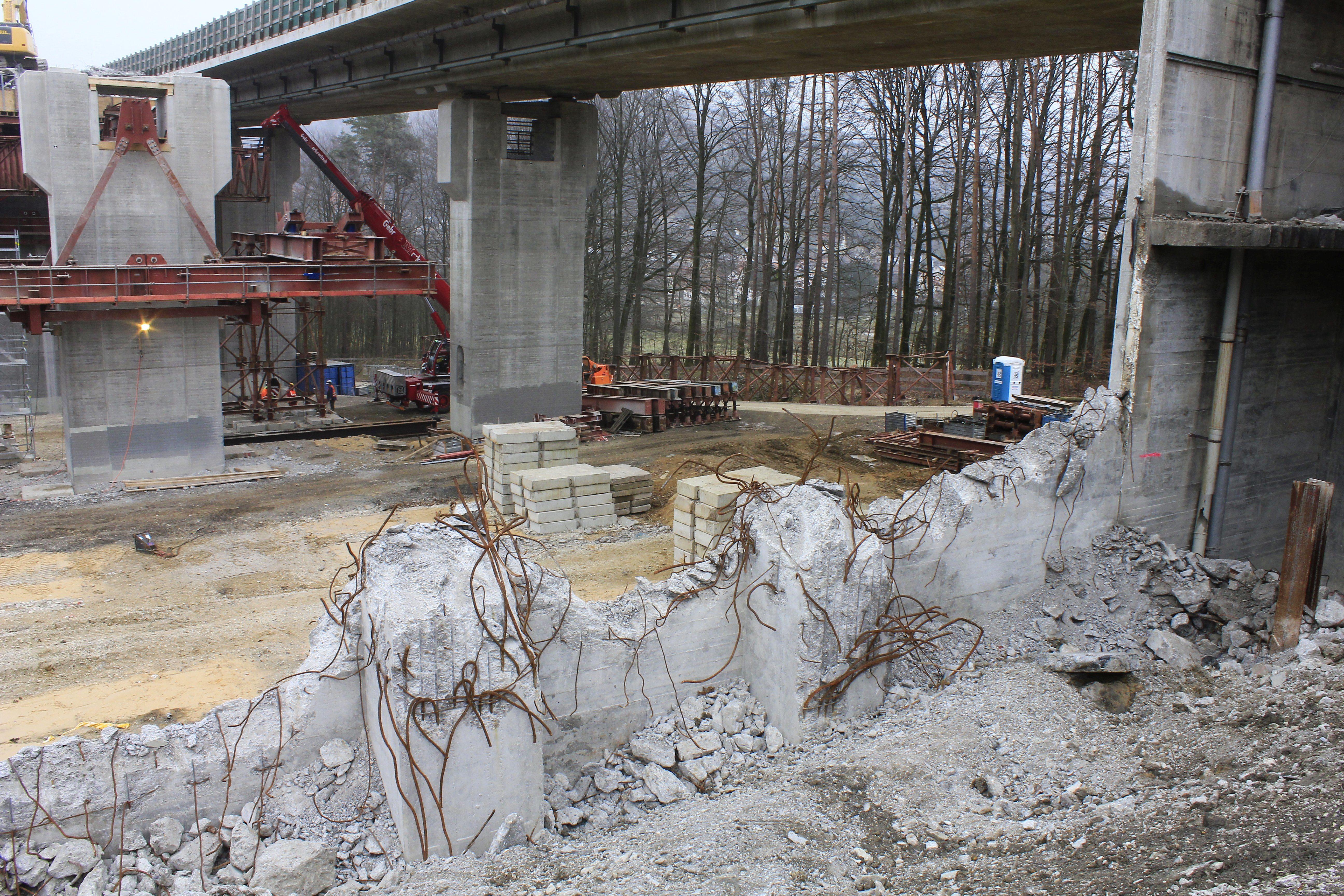 Die alten Pfeiler waren groß und klobig. Im Inneren waren sie hohl. Durch eine Tür gelangte man ins Innere, über eine Leiter bis ganz nach oben.