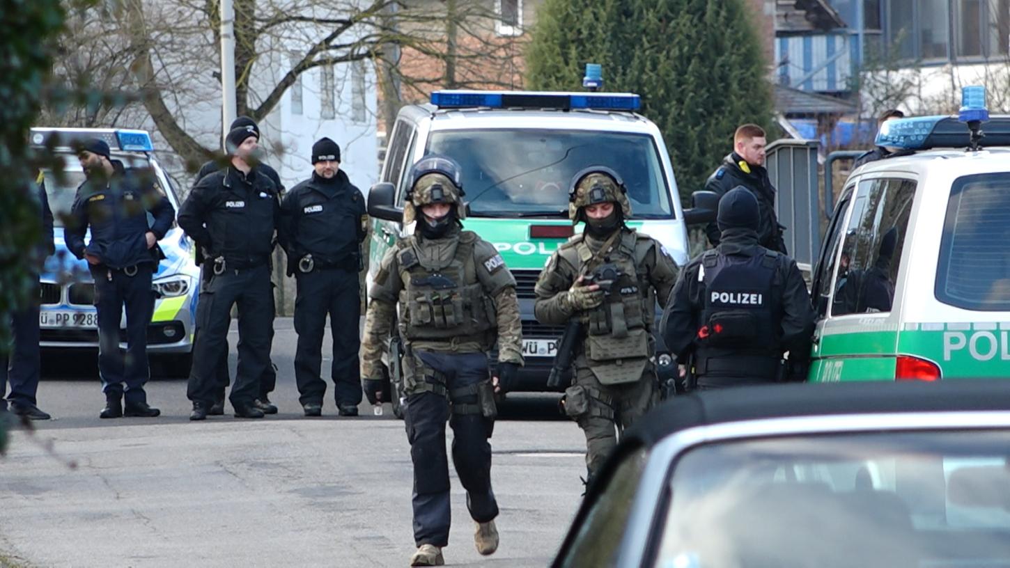 Ein Großaufgebot der Polizei und des SEK rückte am Dienstag nach Mömbris aus: Ein 44-Jähriger hatte zuvor seine Nachbarn mit einer Eisenstange bedroht.