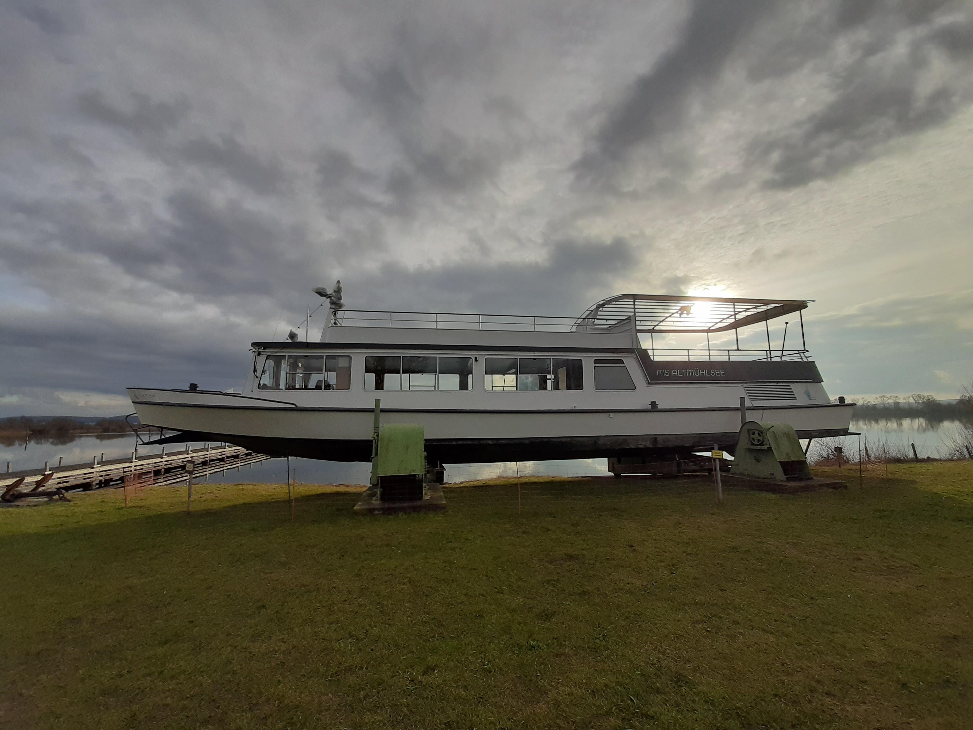 Ob Surfen oder Joggen, Paddeln oder Radeln, Schwimmen oder Drachensteigen, der Altmühlsee bietet viel Raum für Outdoorvergnügungen. Doch nicht nur Menschen, die sich sportlich betätigen wollen, kommen hier auf ihre Kosten. Der See hat auch viel für Romantiker übrig und verwöhnt sie immer wieder mit spektakulären Sonnenauf- und -untergängen.