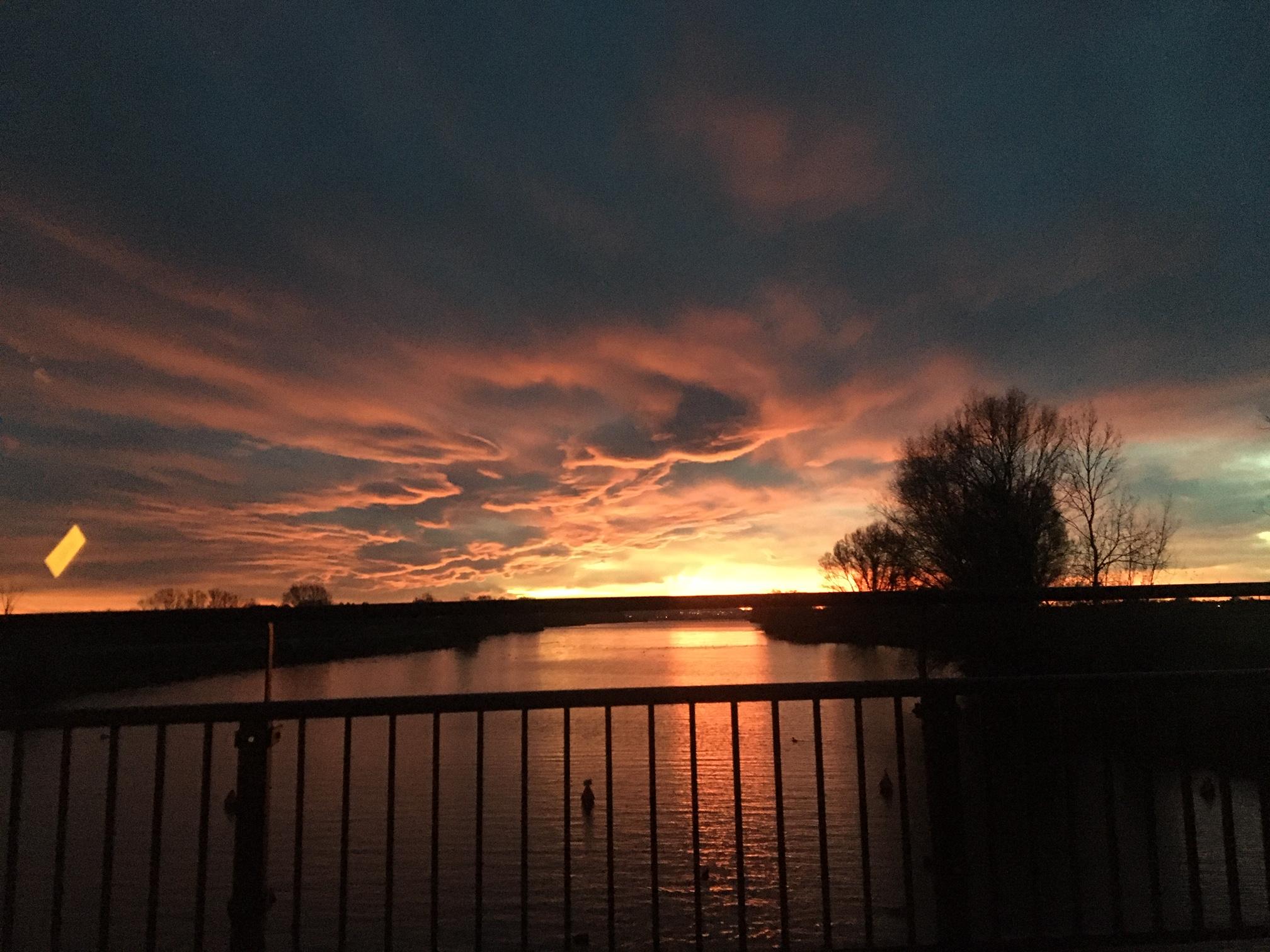 Ob Surfen oder Joggen, Paddeln oder Radeln, Schwimmen oder Drachensteigen, der Altmühlsee bietet viel Raum für Outdoorvergnügungen. Doch nicht nur Menschen, die sich sportlich betätigen wollen, kommen hier auf ihre Kosten. Der See hat auch viel für Romantiker übrig und verwöhnt sie immer wieder mit spektakulären Sonnenauf- und -untergängen.