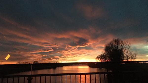 Ob Surfen oder Joggen, Paddeln oder Radeln, Schwimmen oder Drachensteigen, der Altmühlsee bietet viel Raum für Outdoorvergnügungen. Doch nicht nur Menschen, die sich sportlich betätigen wollen, kommen hier auf ihre Kosten. Der See hat auch viel für Romantiker übrig und verwöhnt sie immer wieder mit spektakulären Sonnenauf- und -untergängen.
