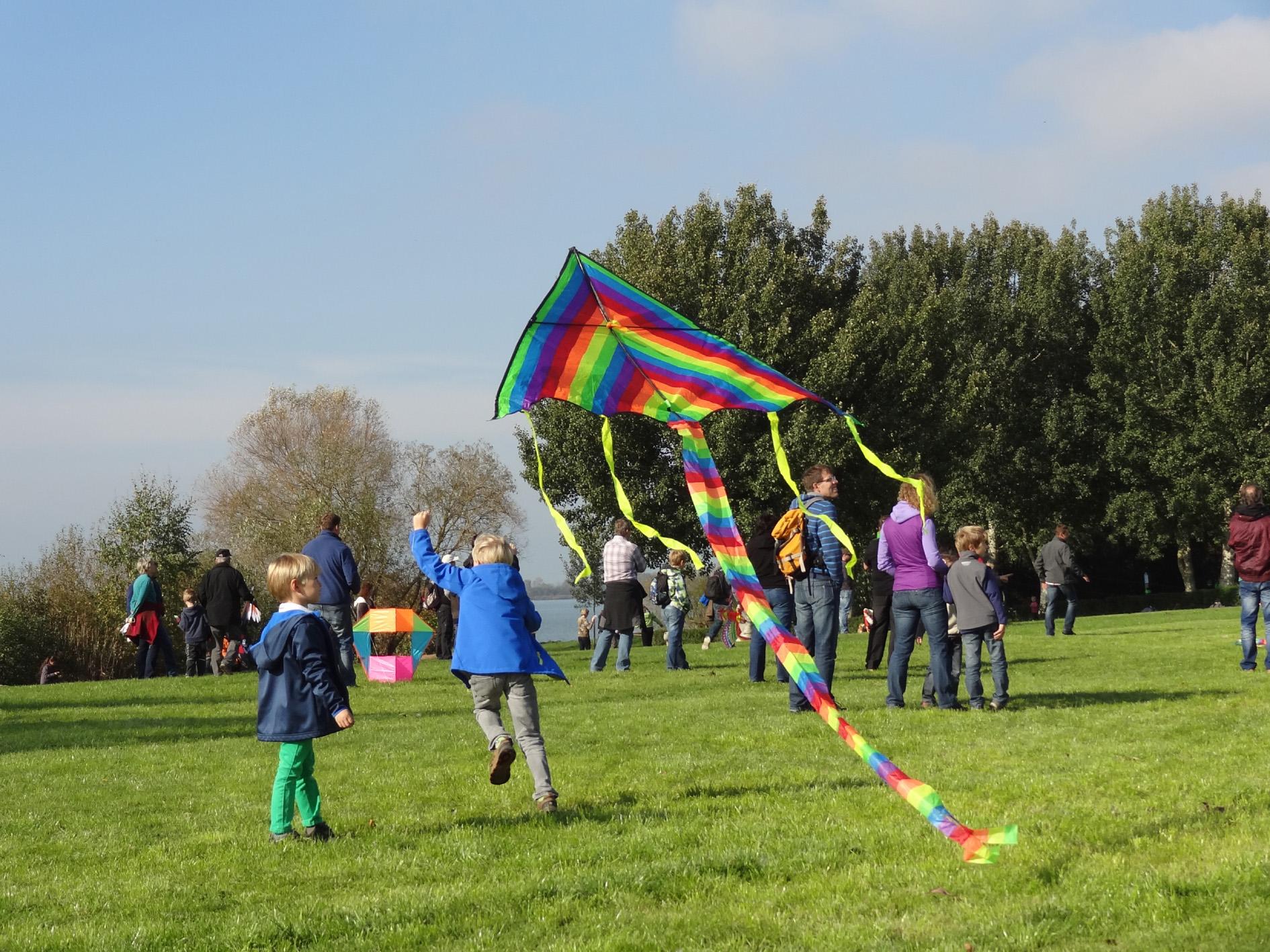 Ob Surfen oder Joggen, Paddeln oder Radeln, Schwimmen oder Drachensteigen, der Altmühlsee bietet viel Raum für Outdoorvergnügungen. Doch nicht nur Menschen, die sich sportlich betätigen wollen, kommen hier auf ihre Kosten. Der See hat auch viel für Romantiker übrig und verwöhnt sie immer wieder mit spektakulären Sonnenauf- und -untergängen.