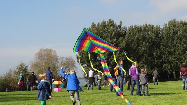 Ob Surfen oder Joggen, Paddeln oder Radeln, Schwimmen oder Drachensteigen, der Altmühlsee bietet viel Raum für Outdoorvergnügungen. Doch nicht nur Menschen, die sich sportlich betätigen wollen, kommen hier auf ihre Kosten. Der See hat auch viel für Romantiker übrig und verwöhnt sie immer wieder mit spektakulären Sonnenauf- und -untergängen.