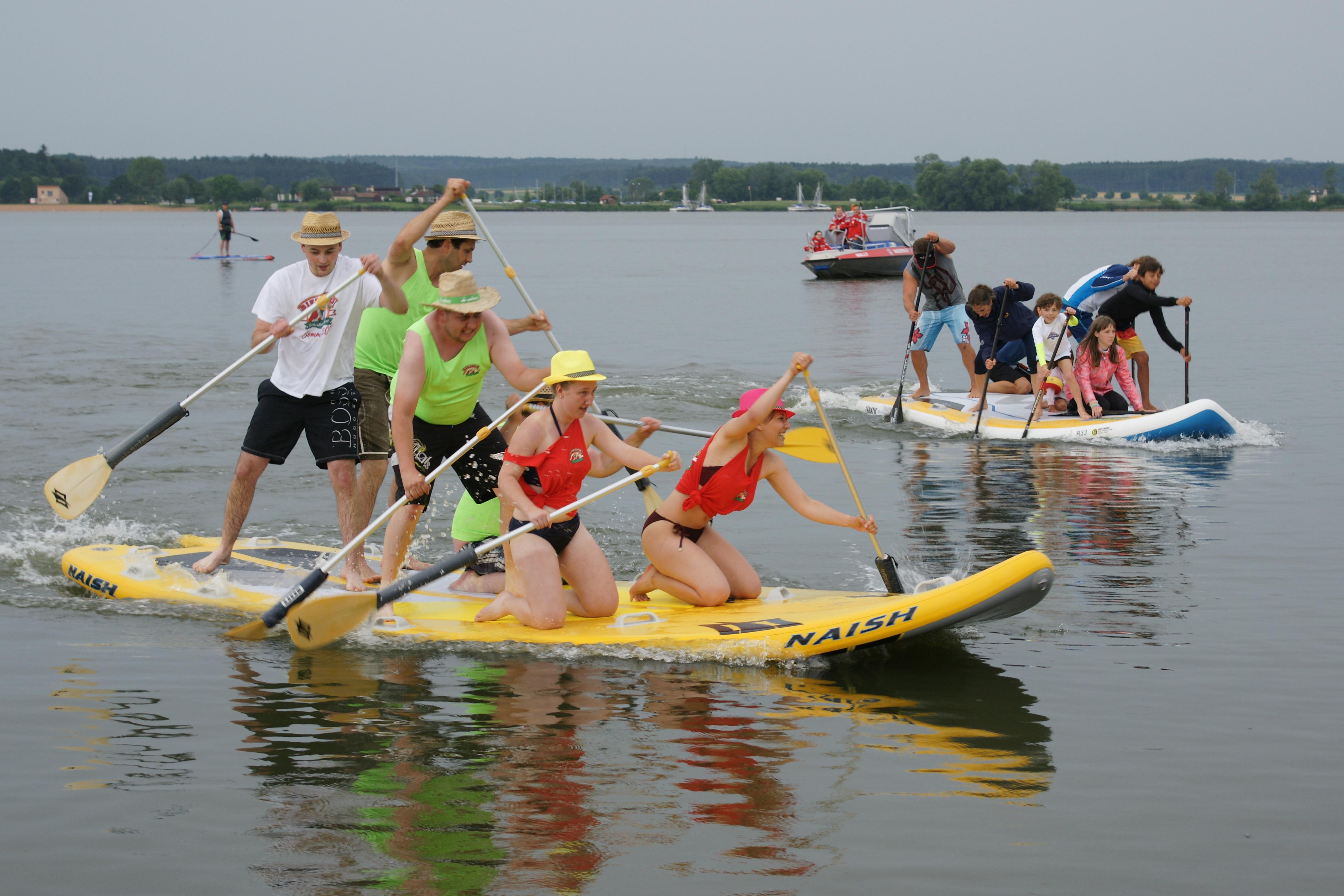 Ob Surfen oder Joggen, Paddeln oder Radeln, Schwimmen oder Drachensteigen, der Altmühlsee bietet viel Raum für Outdoorvergnügungen. Doch nicht nur Menschen, die sich sportlich betätigen wollen, kommen hier auf ihre Kosten. Der See hat auch viel für Romantiker übrig und verwöhnt sie immer wieder mit spektakulären Sonnenauf- und -untergängen.