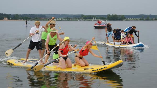 Ob Surfen oder Joggen, Paddeln oder Radeln, Schwimmen oder Drachensteigen, der Altmühlsee bietet viel Raum für Outdoorvergnügungen. Doch nicht nur Menschen, die sich sportlich betätigen wollen, kommen hier auf ihre Kosten. Der See hat auch viel für Romantiker übrig und verwöhnt sie immer wieder mit spektakulären Sonnenauf- und -untergängen.