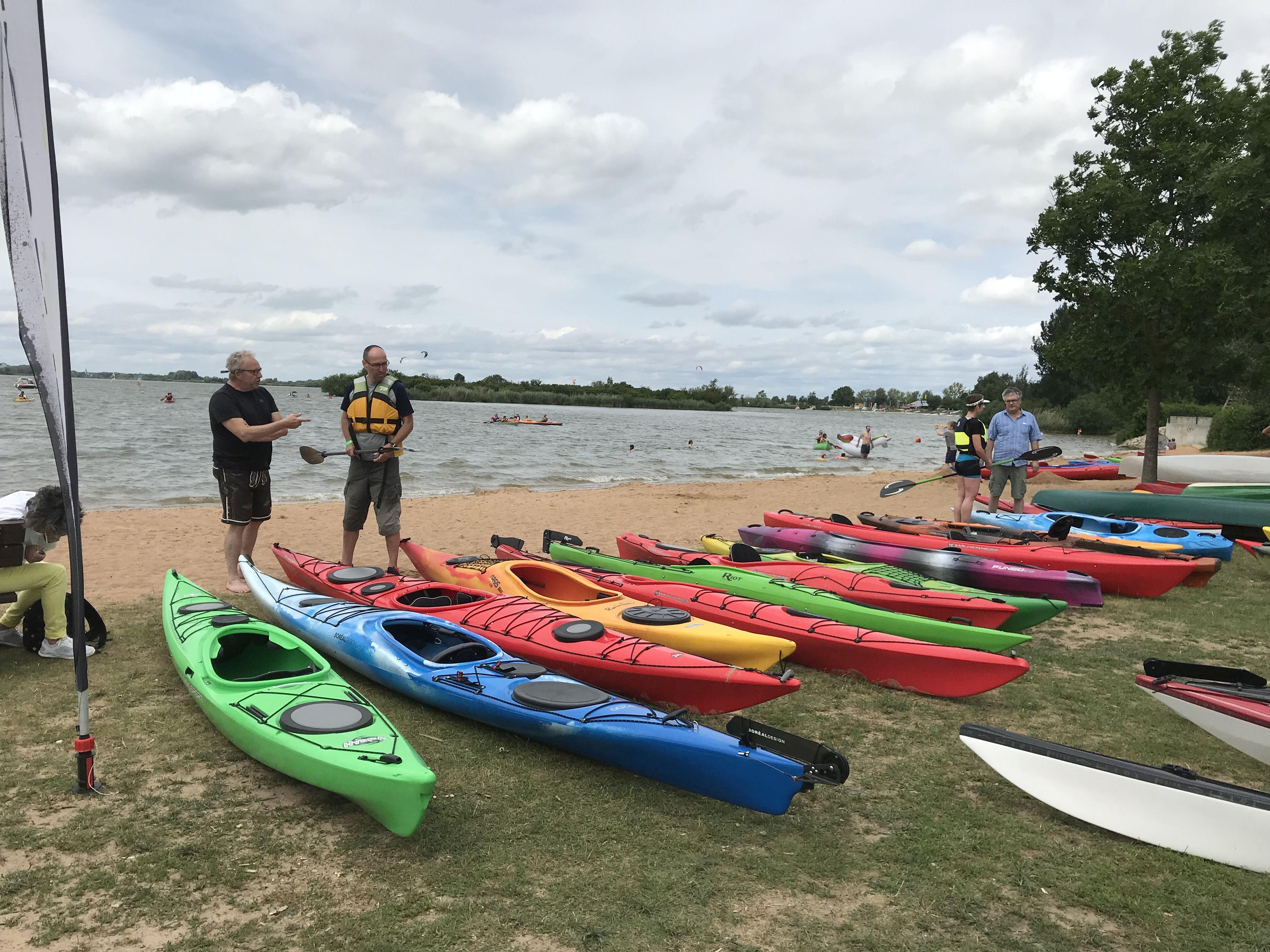 Ob Surfen oder Joggen, Paddeln oder Radeln, Schwimmen oder Drachensteigen, der Altmühlsee bietet viel Raum für Outdoorvergnügungen. Doch nicht nur Menschen, die sich sportlich betätigen wollen, kommen hier auf ihre Kosten. Der See hat auch viel für Romantiker übrig und verwöhnt sie immer wieder mit spektakulären Sonnenauf- und -untergängen.