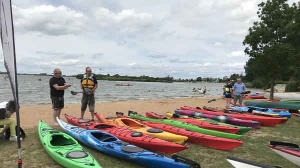 Ob Surfen oder Joggen, Paddeln oder Radeln, Schwimmen oder Drachensteigen, der Altmühlsee bietet viel Raum für Outdoorvergnügungen. Doch nicht nur Menschen, die sich sportlich betätigen wollen, kommen hier auf ihre Kosten. Der See hat auch viel für Romantiker übrig und verwöhnt sie immer wieder mit spektakulären Sonnenauf- und -untergängen.