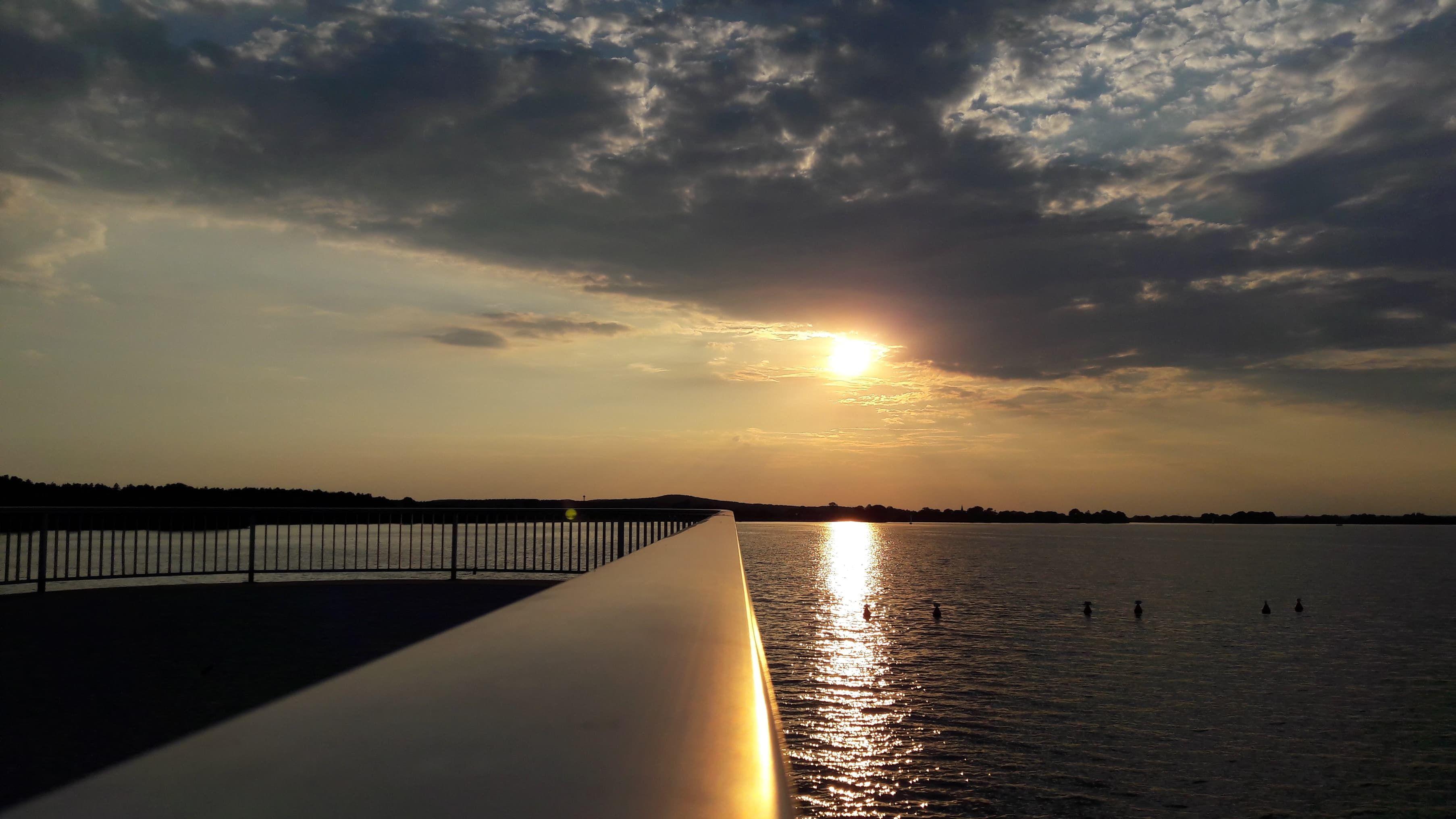 Ob Surfen oder Joggen, Paddeln oder Radeln, Schwimmen oder Drachensteigen, der Altmühlsee bietet viel Raum für Outdoorvergnügungen. Doch nicht nur Menschen, die sich sportlich betätigen wollen, kommen hier auf ihre Kosten. Der See hat auch viel für Romantiker übrig und verwöhnt sie immer wieder mit spektakulären Sonnenauf- und -untergängen.