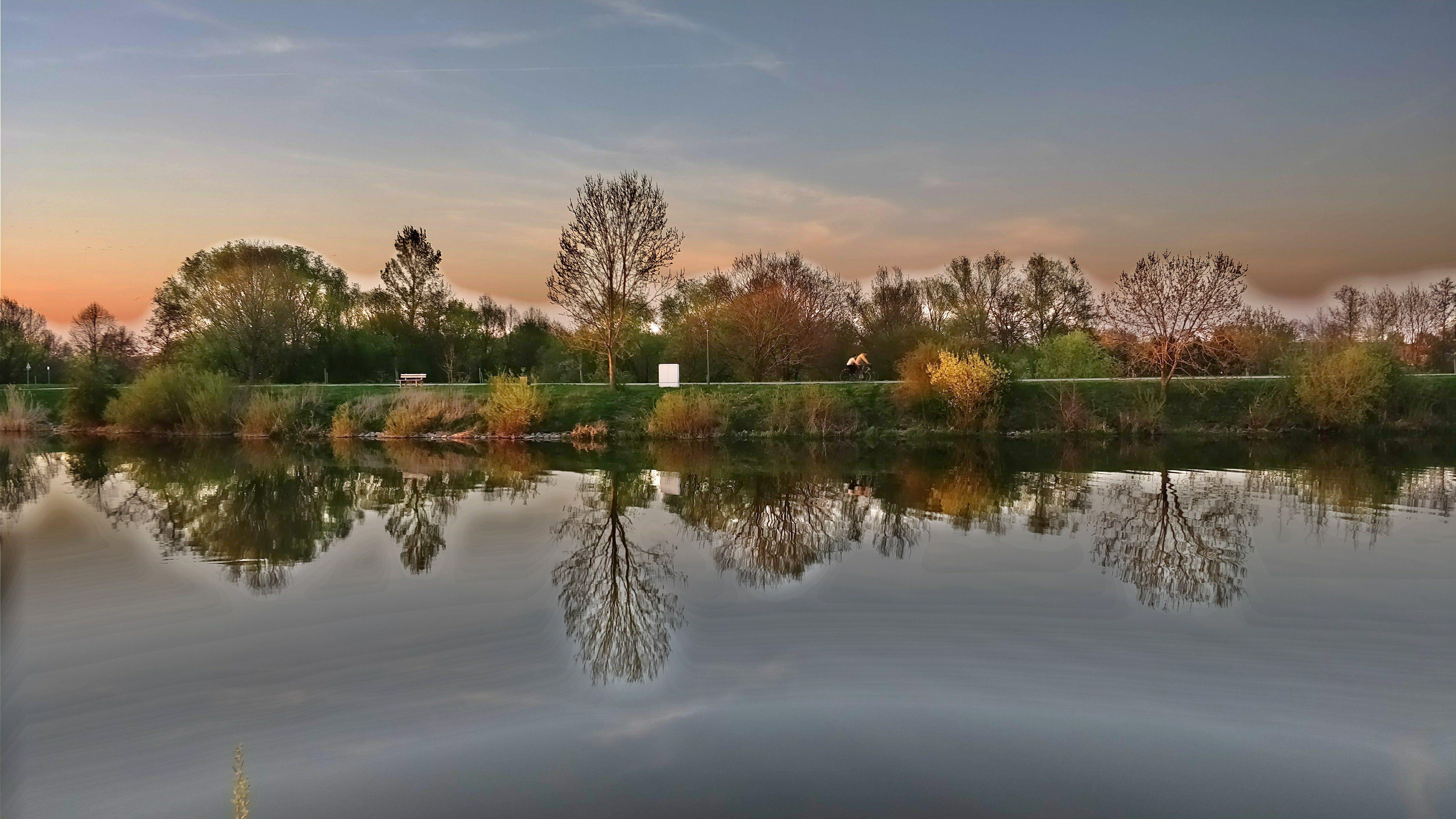 Ob Surfen oder Joggen, Paddeln oder Radeln, Schwimmen oder Drachensteigen, der Altmühlsee bietet viel Raum für Outdoorvergnügungen. Doch nicht nur Menschen, die sich sportlich betätigen wollen, kommen hier auf ihre Kosten. Der See hat auch viel für Romantiker übrig und verwöhnt sie immer wieder mit spektakulären Sonnenauf- und -untergängen.