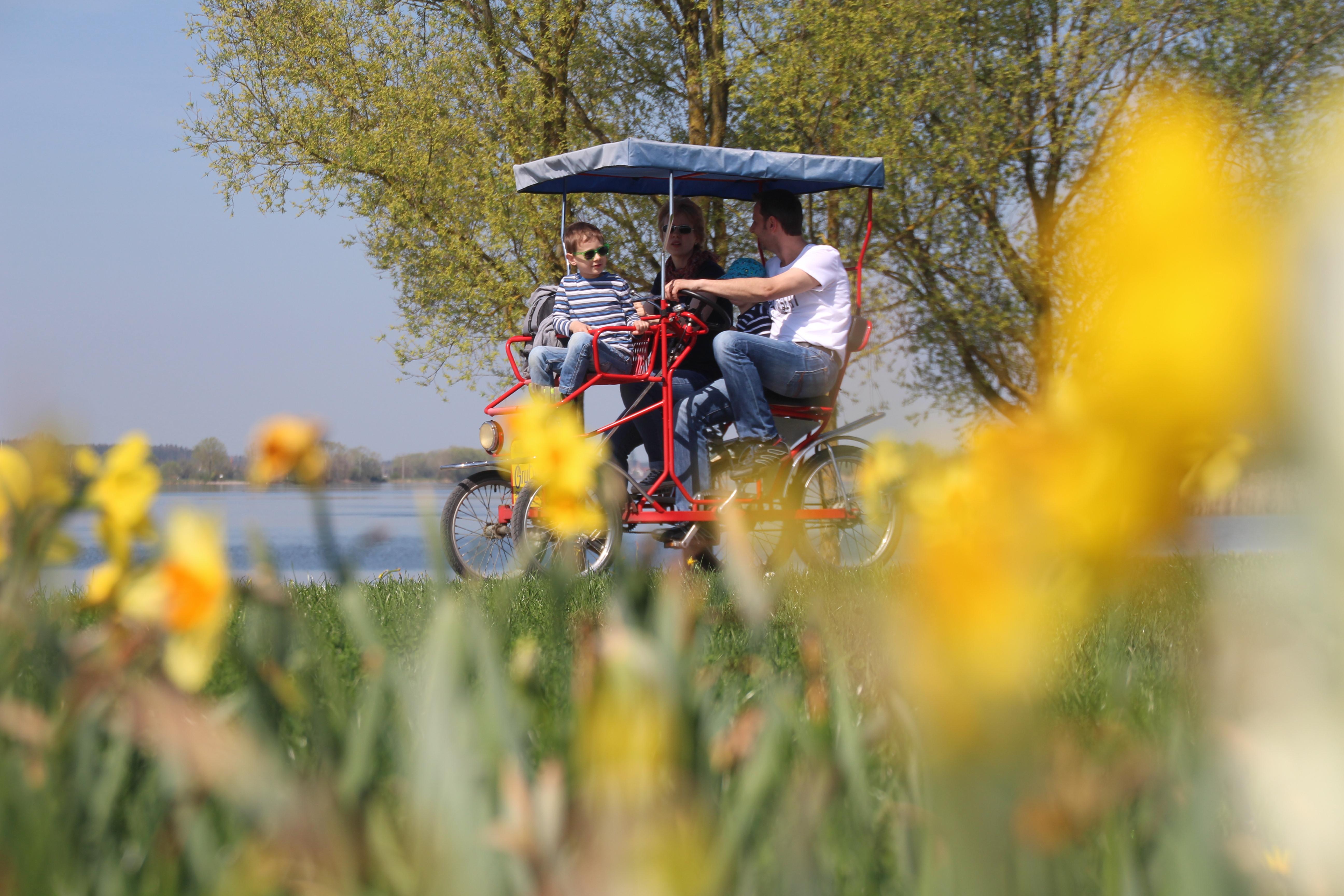 Ob Surfen oder Joggen, Paddeln oder Radeln, Schwimmen oder Drachensteigen, der Altmühlsee bietet viel Raum für Outdoorvergnügungen. Doch nicht nur Menschen, die sich sportlich betätigen wollen, kommen hier auf ihre Kosten. Der See hat auch viel für Romantiker übrig und verwöhnt sie immer wieder mit spektakulären Sonnenauf- und -untergängen.