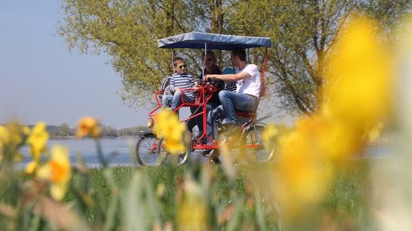 Ob Surfen oder Joggen, Paddeln oder Radeln, Schwimmen oder Drachensteigen, der Altmühlsee bietet viel Raum für Outdoorvergnügungen. Doch nicht nur Menschen, die sich sportlich betätigen wollen, kommen hier auf ihre Kosten. Der See hat auch viel für Romantiker übrig und verwöhnt sie immer wieder mit spektakulären Sonnenauf- und -untergängen.