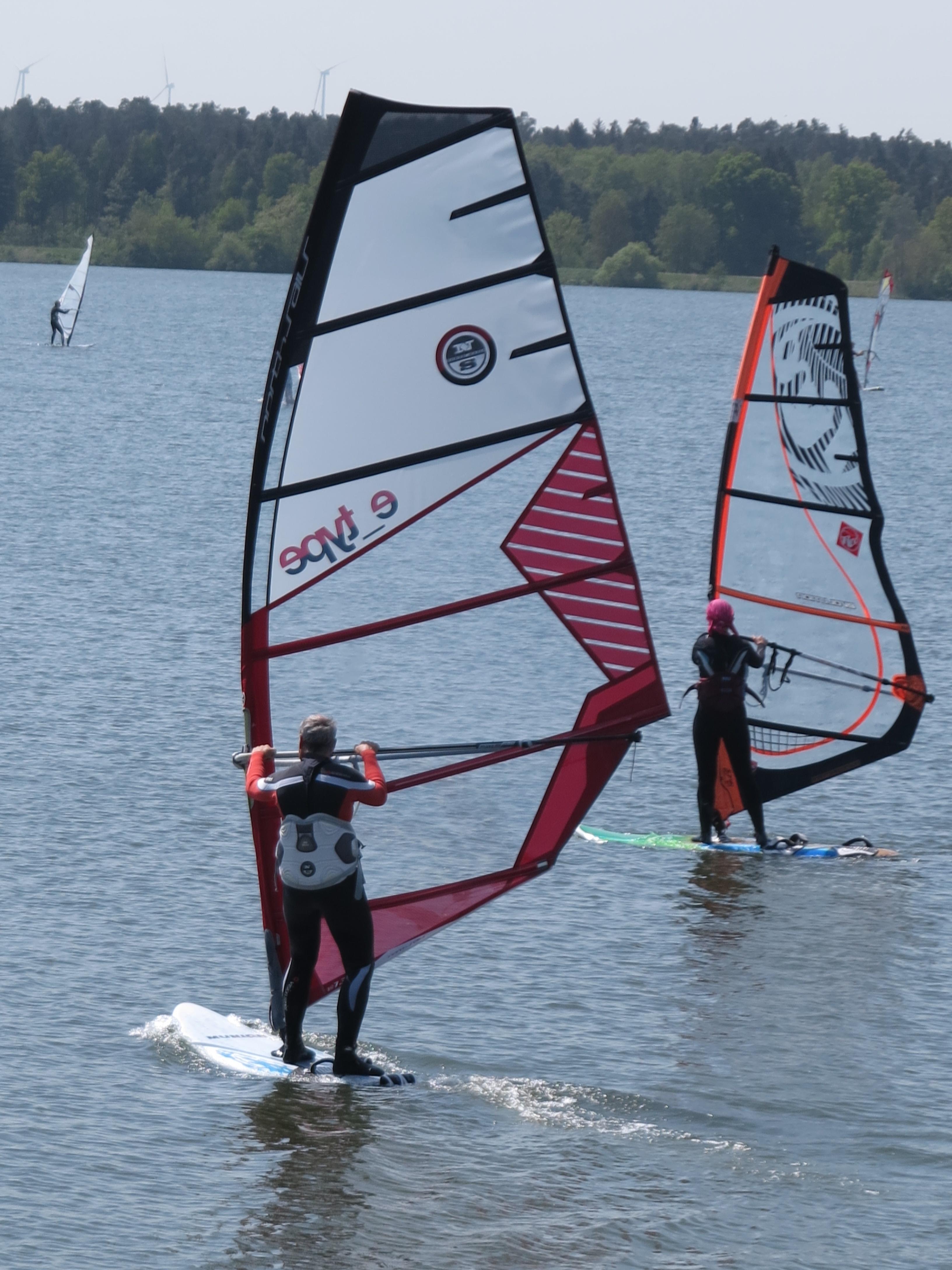 Ob Surfen oder Joggen, Paddeln oder Radeln, Schwimmen oder Drachensteigen, der Altmühlsee bietet viel Raum für Outdoorvergnügungen. Doch nicht nur Menschen, die sich sportlich betätigen wollen, kommen hier auf ihre Kosten. Der See hat auch viel für Romantiker übrig und verwöhnt sie immer wieder mit spektakulären Sonnenauf- und -untergängen.