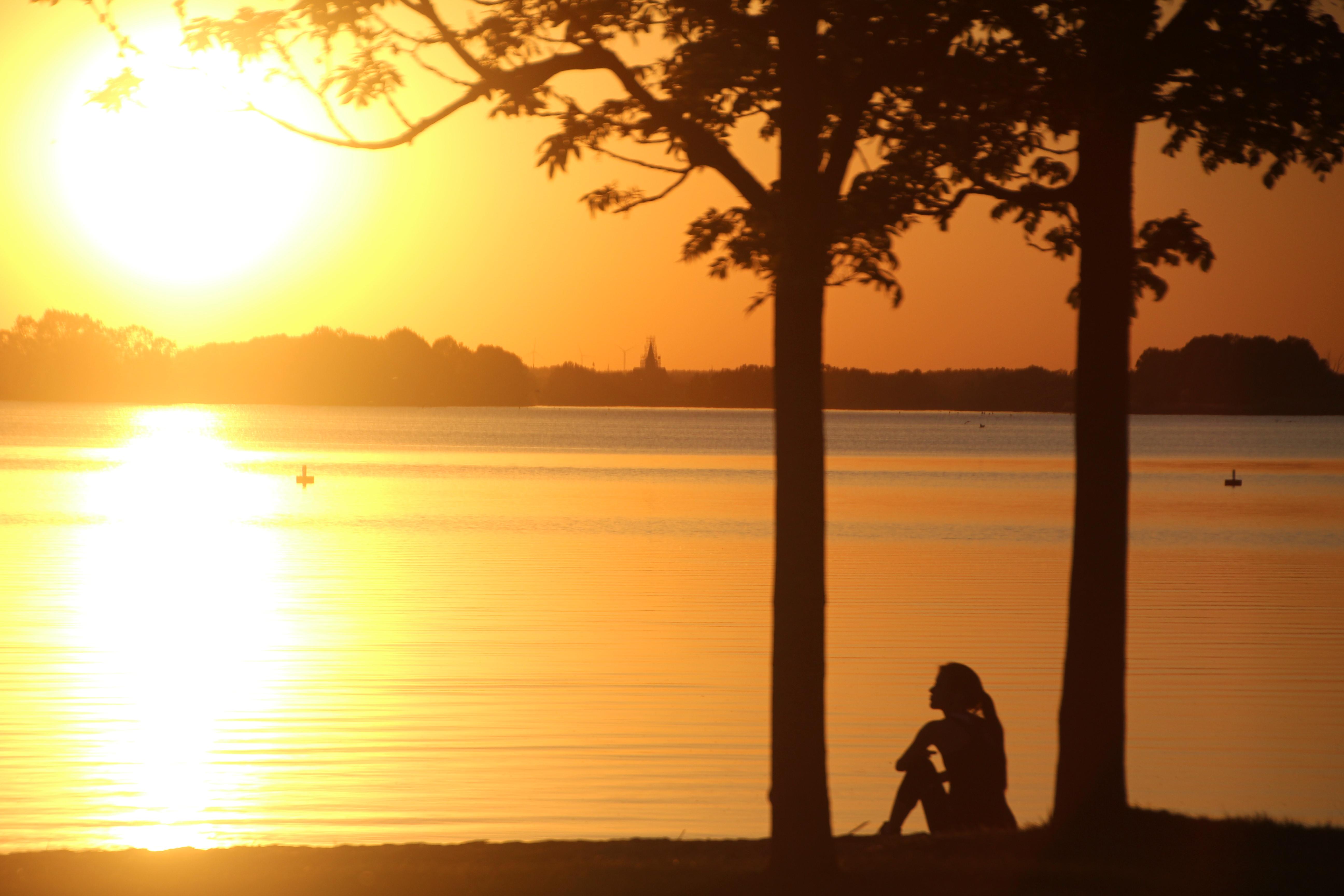 Ob Surfen oder Joggen, Paddeln oder Radeln, Schwimmen oder Drachensteigen, der Altmühlsee bietet viel Raum für Outdoorvergnügungen. Doch nicht nur Menschen, die sich sportlich betätigen wollen, kommen hier auf ihre Kosten. Der See hat auch viel für Romantiker übrig und verwöhnt sie immer wieder mit spektakulären Sonnenauf- und -untergängen.