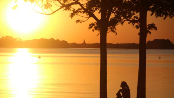 Ob Surfen oder Joggen, Paddeln oder Radeln, Schwimmen oder Drachensteigen, der Altmühlsee bietet viel Raum für Outdoorvergnügungen. Doch nicht nur Menschen, die sich sportlich betätigen wollen, kommen hier auf ihre Kosten. Der See hat auch viel für Romantiker übrig und verwöhnt sie immer wieder mit spektakulären Sonnenauf- und -untergängen.