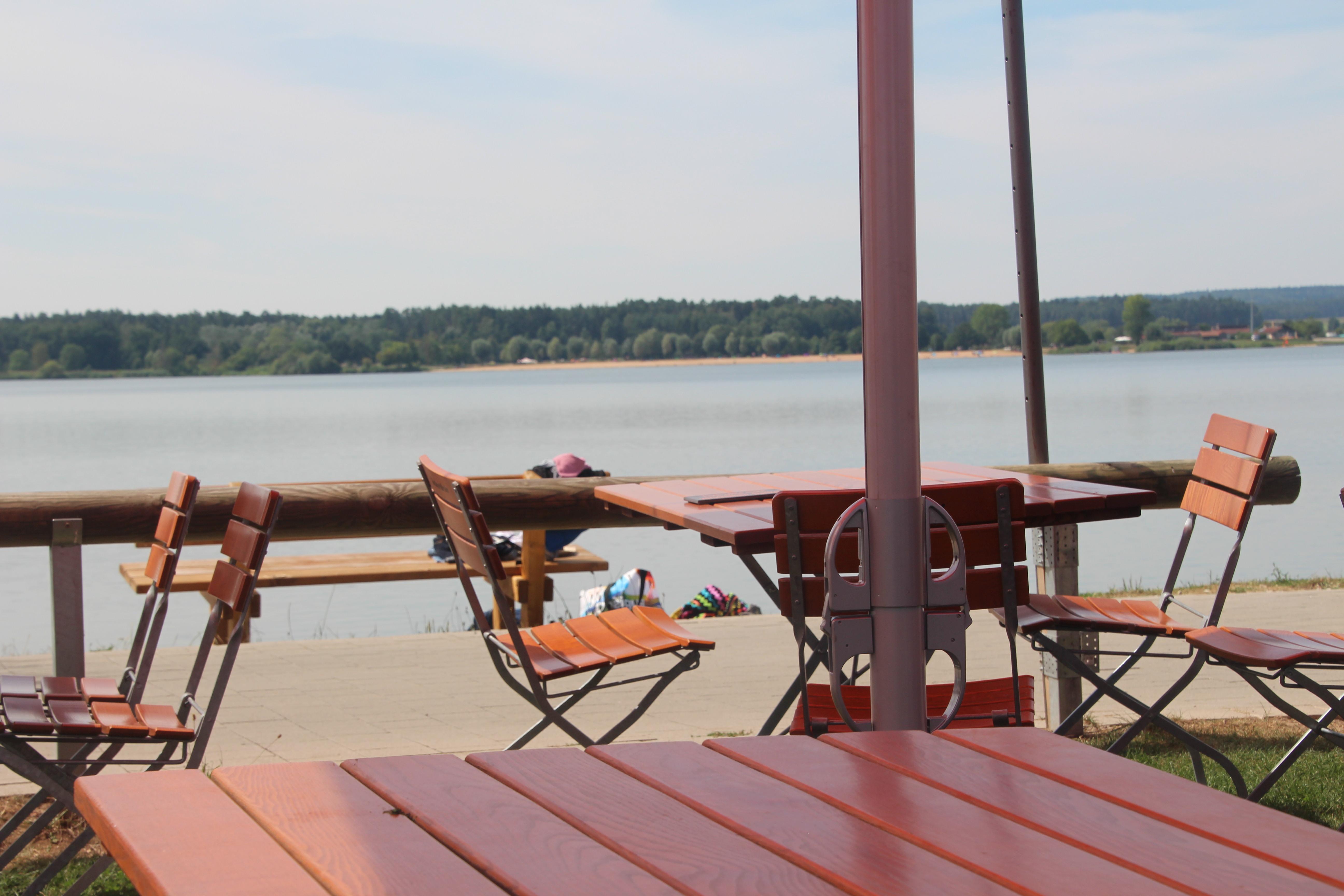 Ob Surfen oder Joggen, Paddeln oder Radeln, Schwimmen oder Drachensteigen, der Altmühlsee bietet viel Raum für Outdoorvergnügungen. Doch nicht nur Menschen, die sich sportlich betätigen wollen, kommen hier auf ihre Kosten. Der See hat auch viel für Romantiker übrig und verwöhnt sie immer wieder mit spektakulären Sonnenauf- und -untergängen.