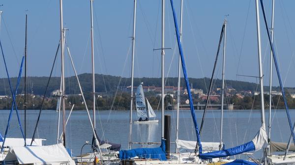 Ob Surfen oder Joggen, Paddeln oder Radeln, Schwimmen oder Drachensteigen, der Altmühlsee bietet viel Raum für Outdoorvergnügungen. Doch nicht nur Menschen, die sich sportlich betätigen wollen, kommen hier auf ihre Kosten. Der See hat auch viel für Romantiker übrig und verwöhnt sie immer wieder mit spektakulären Sonnenauf- und -untergängen.