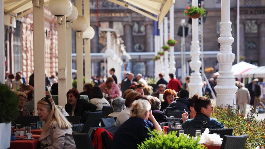 Trotzdem kommen Liebhaber einer mediterranen Atmosphäre nicht zu kurz. Der Besuch von Straßen-Cafés, wie im Bild auf dem Hauptplatz Ban Jelacic, gehört auch im Winter zur Pflicht für die Einheimischen.