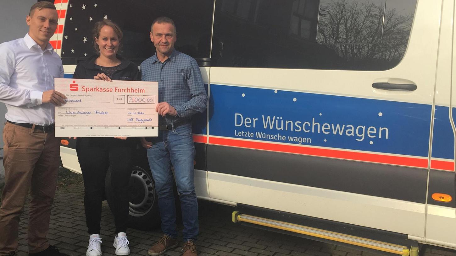 Von 6000 Euro Spende gehen 3000 Euro an den Wünschewagen Franken. Das Bild zeigt von links Thomas Winkler, Caterina Hertweck, Peter Wartenfelser.