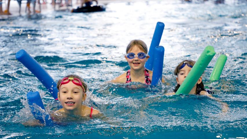 Bilder: 1000 Drittklässler hüpfen beim Erlanger Schwimmfest ins Wasser