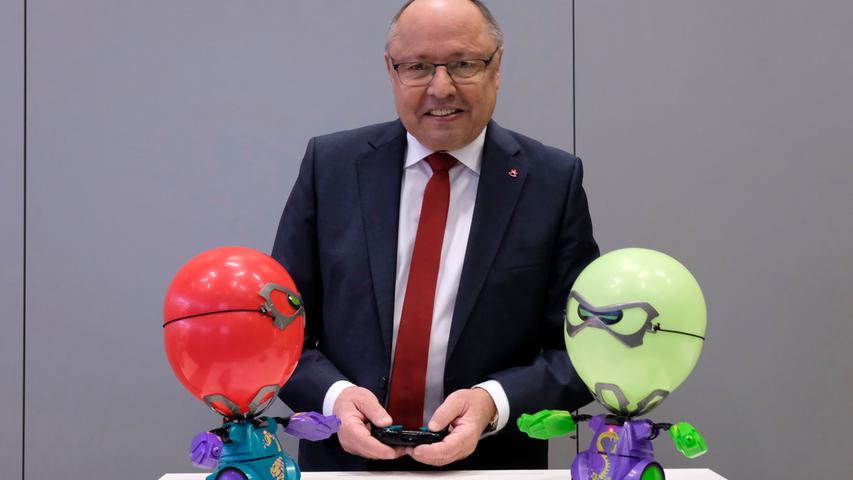 Spielwarenmesse-Chef Ernst Kick mag die boxenden Mini-Roboter.