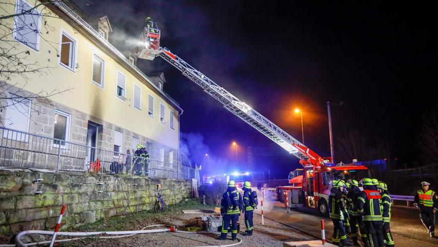 Großeinsatz in Erlangen: Sozialwohnung nach Brand unbewohnbar